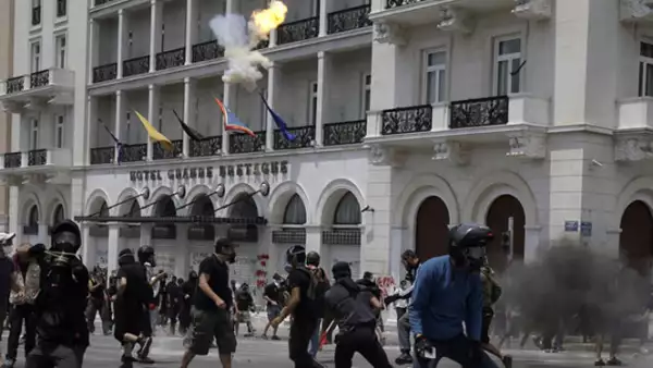 Los griegos ya enfrentan duras medidas de austeridad que incluyen recortes a las pensiones, aumento en impuestos y en la edad de retiro.