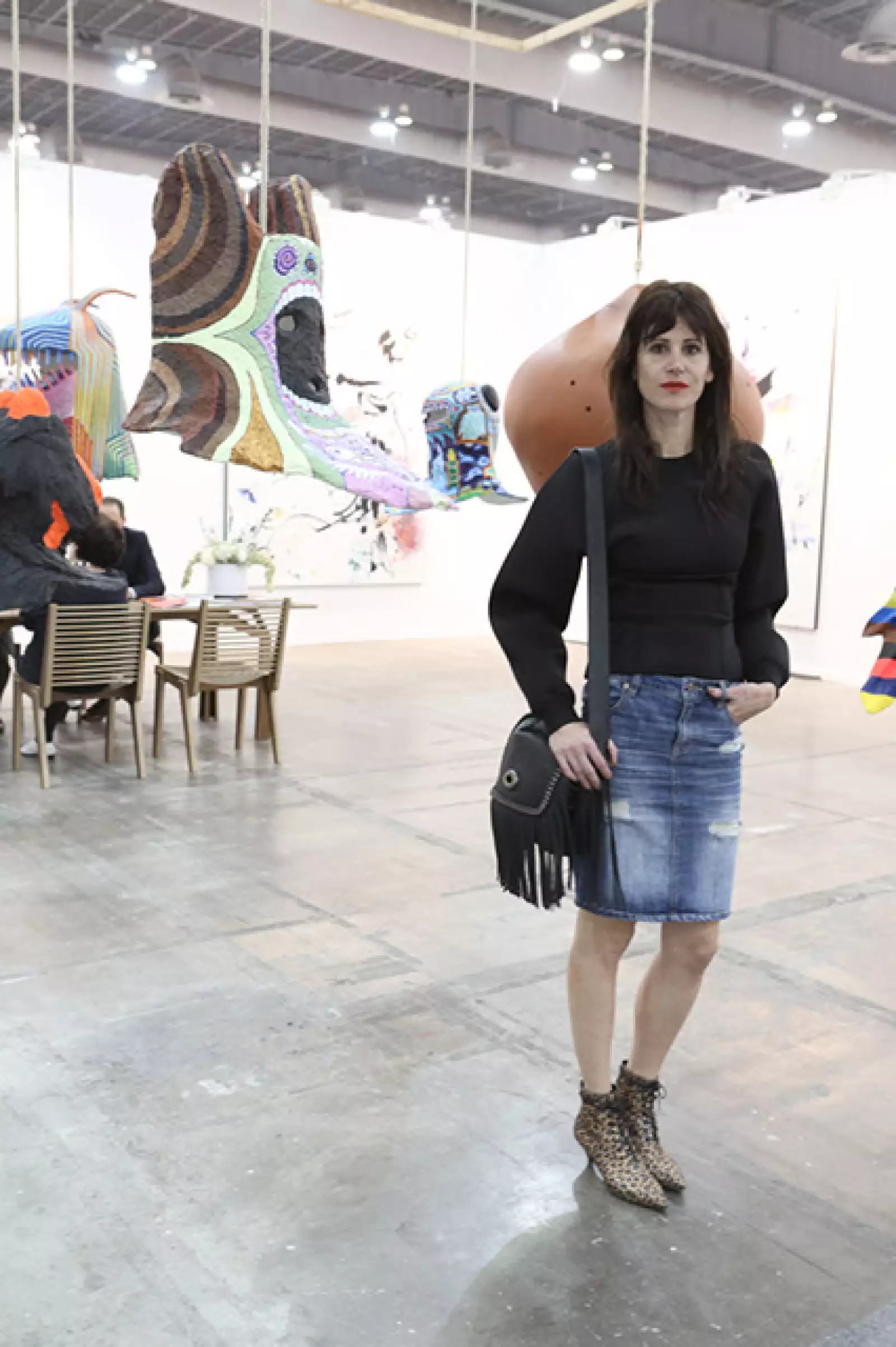 La falda midi de mezclilla es un básico para esta temporada.