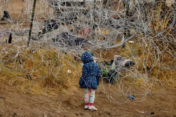 El presidente Trump aprobó las detenciones federales de inmigrantes en lugares sensibles, como escuelas, hospitales e iglesias, lo que era una restricción en el gobierno de Joe Biden.