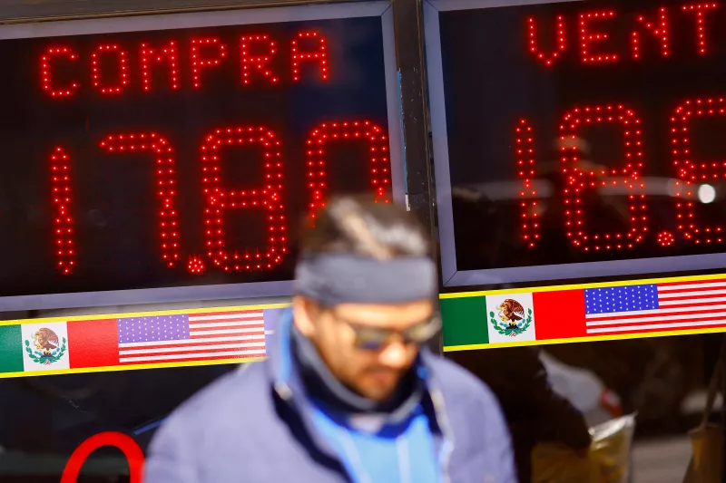 super peso mexicano a 17.31 ante el dólar 