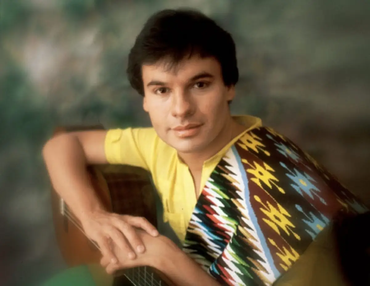El buscador de talentos Raúl Loya apadrinó a Juan gabriel con el nombre artístico de Adán Luna. Así debutço en televisión en el programa Noches Rancheras en 1965.