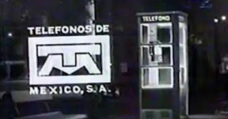 Foto antigua de cabina de teléfono, con logo de Teléfonos de México, color blanco y negro.jpg