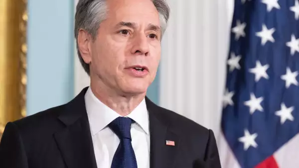 El Secretario de Estado de los Estados Unidos, Antony Blinken, habla antes de firmar un Memorando de Entendimiento sobre la Manipulación de la Información del Estado Extranjero con el Ministro de Relaciones Exteriores español, José Manuel Albares, durante una ceremonia de firma en el Departamento de Estado en Washington, DC, el 10 de mayo de 2024.