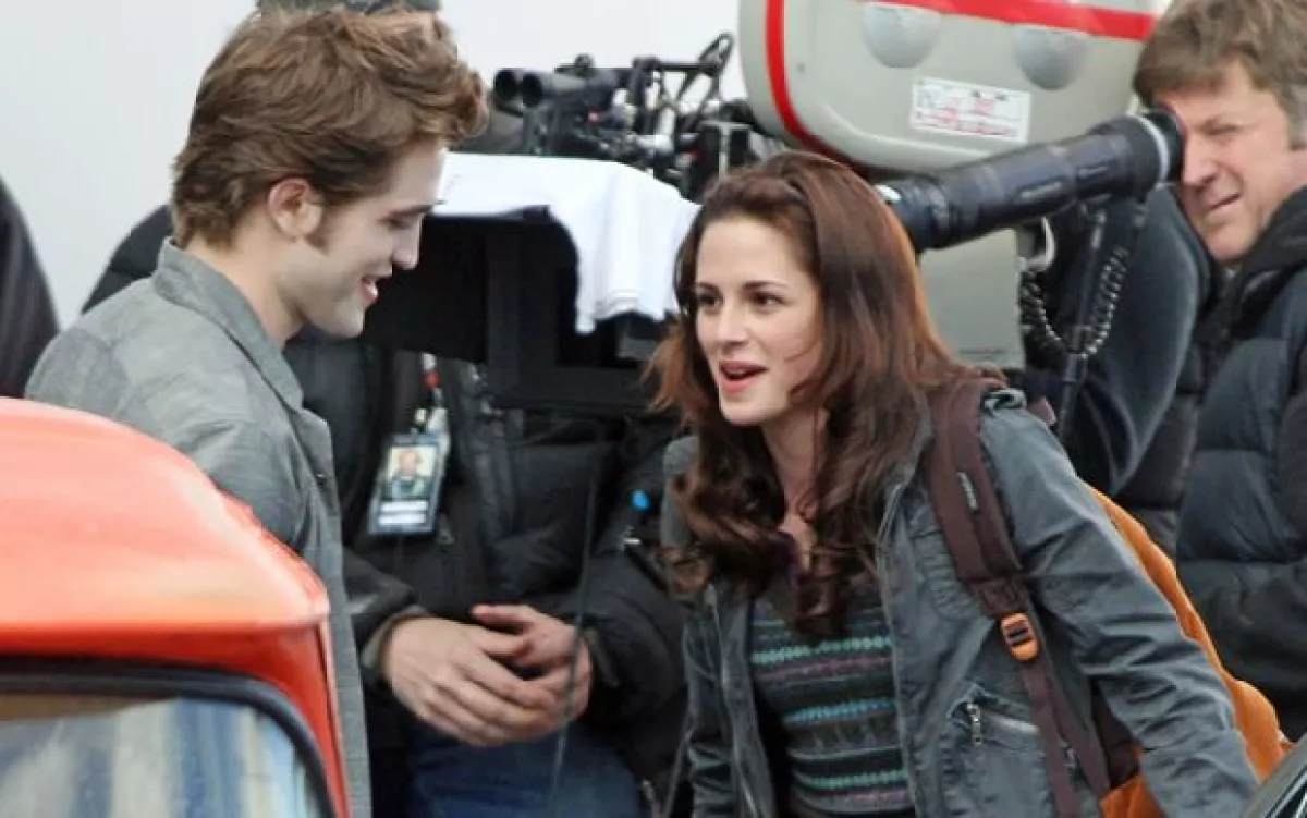 El actor y su coprotagonista, Kristen Steward, ya comenzaron a filmar la segunda parte de la saga de ‘Crepúsculo’, aquí durante el rodaje que se realiza en Vancouver bajo la dirección de Chris Weitz.