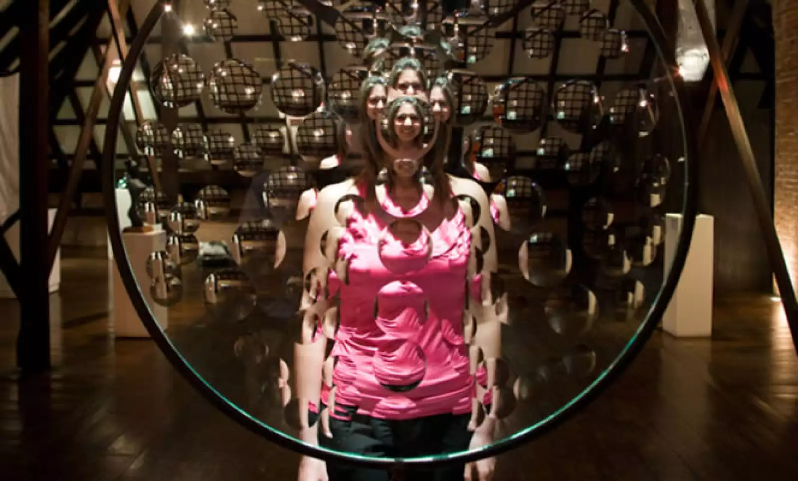 El Museo del Vidrio (MUVi) abrió sus puertas en 1992 con el objetivo de rescatar, preservar y difundir la historia del vidrio en México y el mundo. Aquí vemos la pieza “Magiscopio” de Feliciano Béjar. (Vidrio trabajado en frío y fierro. México 1991).