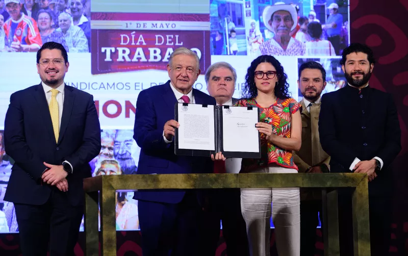 AMLO-firma-Fondo-pensiones.jpeg