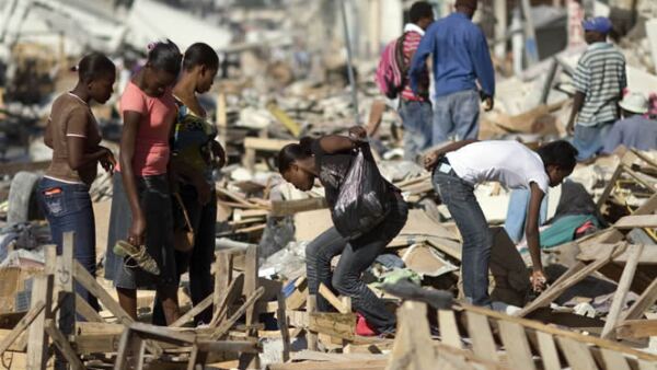 Los sobrevivientes recorren las calles en busca de alimentos en las tiendas que colapsaron con el terremoto. Algunos más remueven escombros con la esperanza de hallar a familiares que aún están desaparecidos.