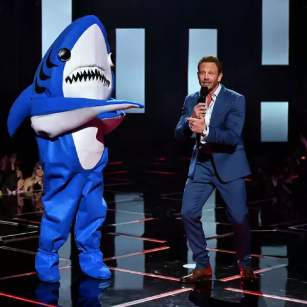 Durante la premiación, acompañó al actor Ian Zierring.
