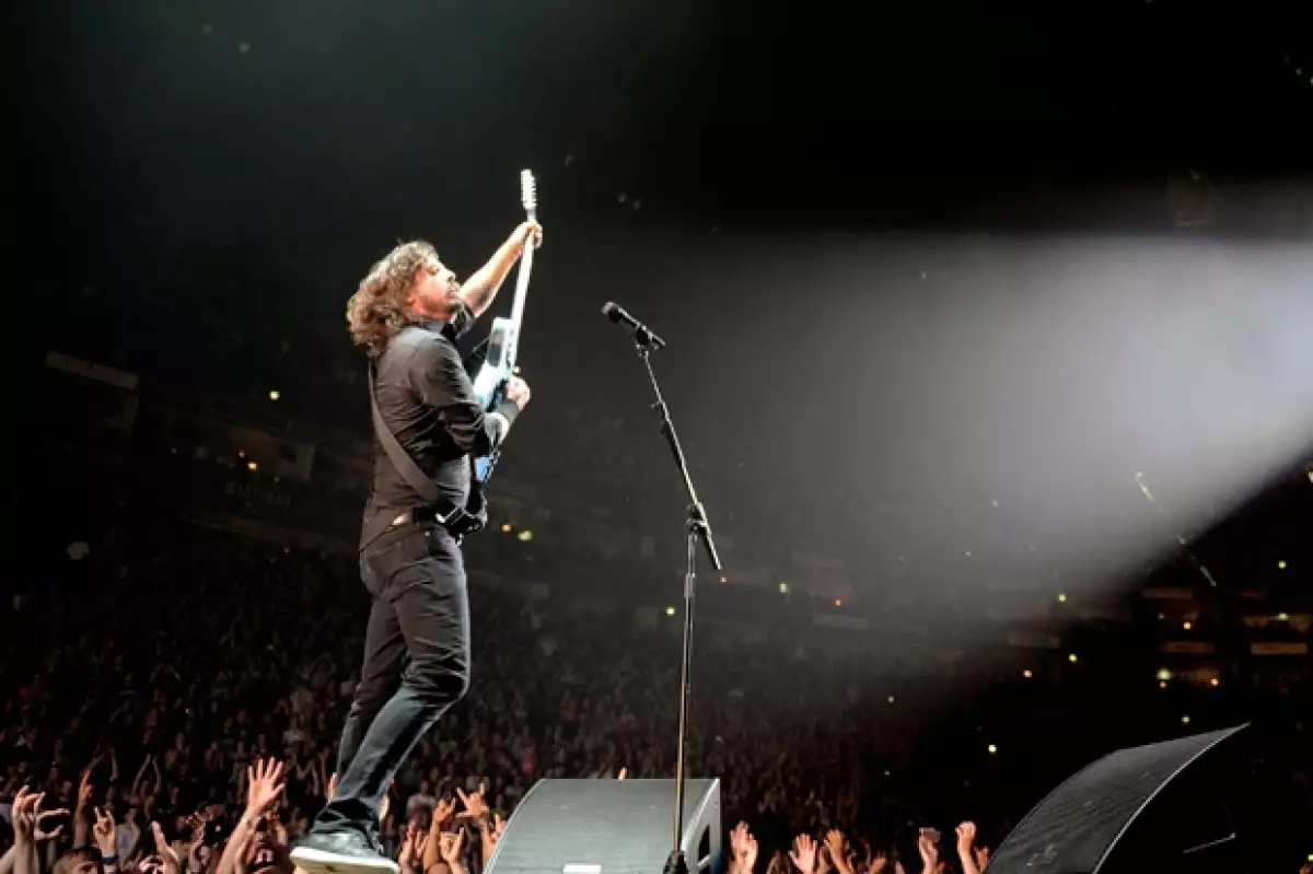 En la imagen, Dave Grohl durante un concierto épico en Alemania.