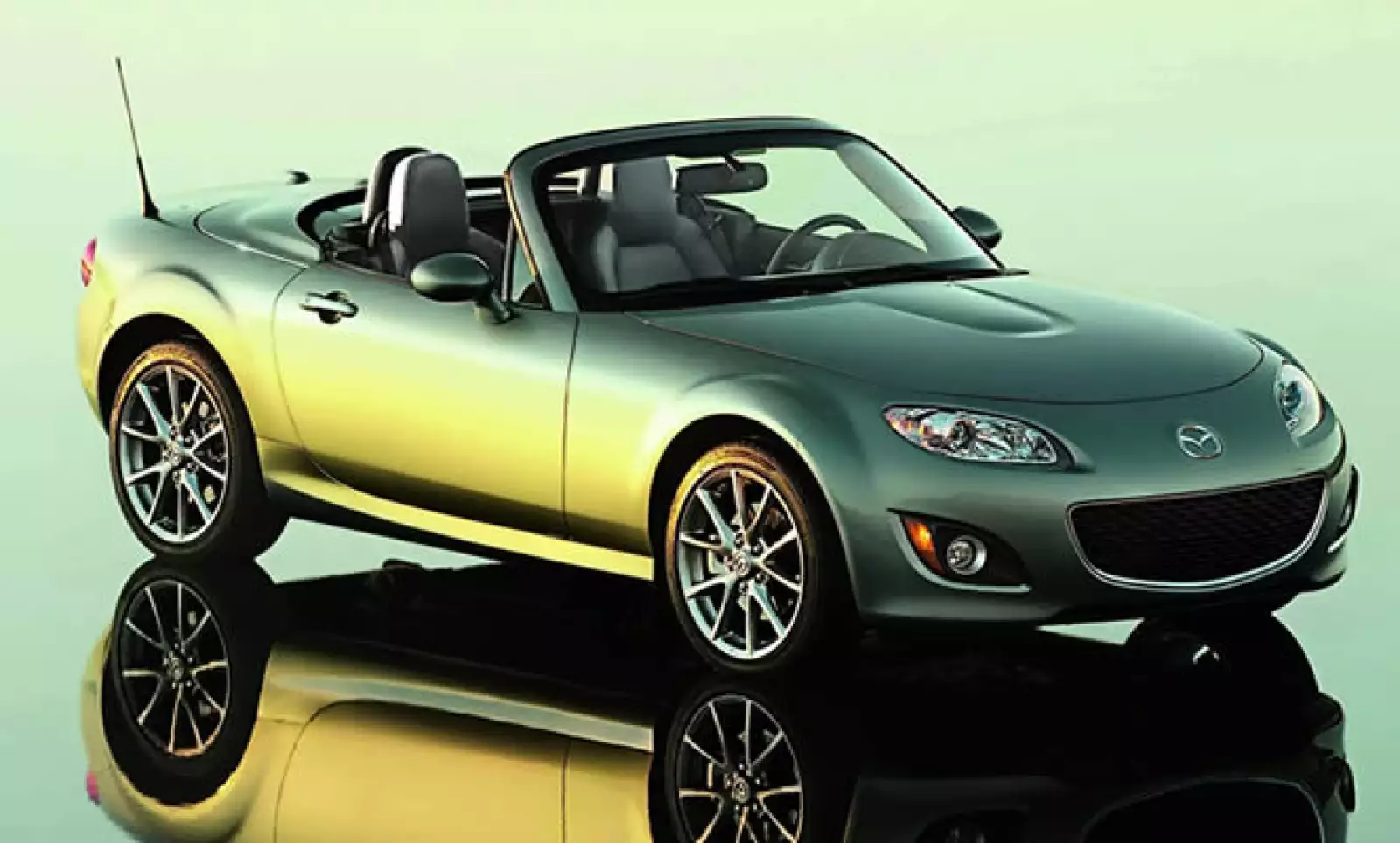 Con una edición de colección de sólo 750 unidades, este ‘roadster’ tiene un motor de 2.0 litros, potencia que equivale a 167 caballos de fuerza y un peso menor a una tonelada. Está disponible en Estados Unidos por 30,925 dólares.