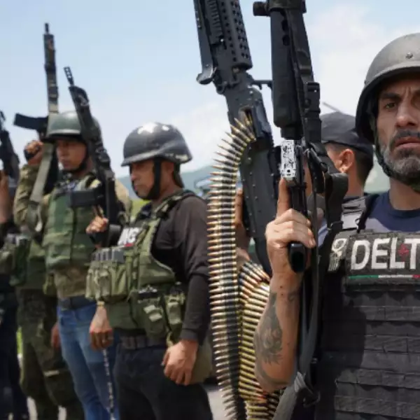 Ubicado a 270 kilómetros al suroeste de Morelia, el municipio de Aguililla fue tomado por elementos del Cártel de Jalisco Nueva Generación (CJNG) el pasado 5 de abril y las cosas están lejos de tranquilizarse en Tierra Caliente. El gobierno del presidente Andrés Manuel López Obrador ordenó que fuerzas de la Guardia Nacional y del Ejército se desplegaran, pero la lucha armada entre CJNG y Cárteles Unidos continúa.