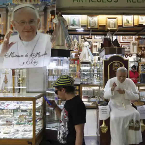 Ya sean medallas, imágenes o rosarios, las tiendas religiosas se llenaron de objetos alusivos para la visita pastoral.