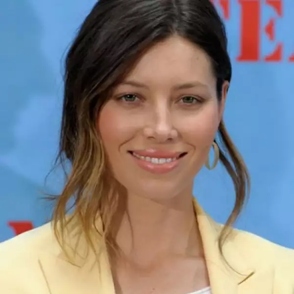 Jessica Biel lo lleva recogido, pero en los mechones sueltos vemos los tonos más claros.