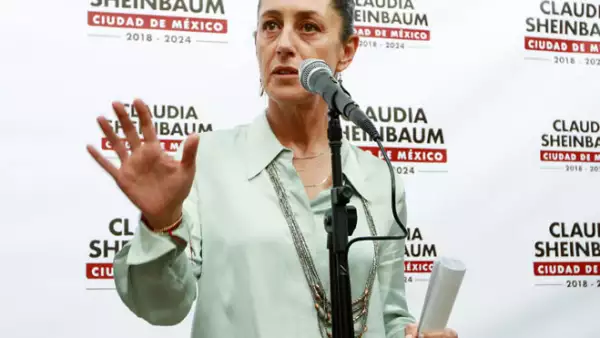 claudia sheinbaum hace un ademán con el que aparenta aclarar algo.