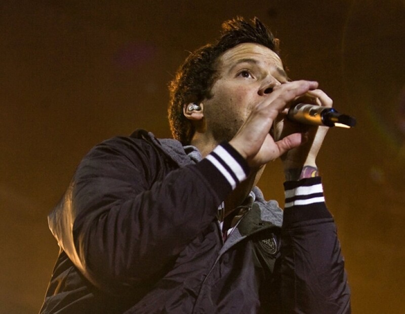 Pierre Bouviere, vocalista de Simple Plan durante su concierto en Six Flags.