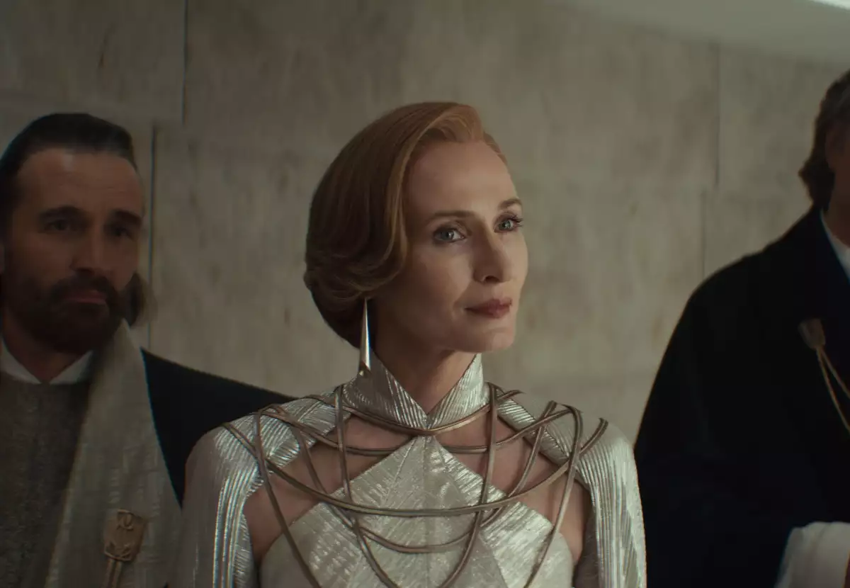 Foto de la actriz Genevieve O'Reilly en su personaje de Mon Mothma en una escena de 'Andor'.