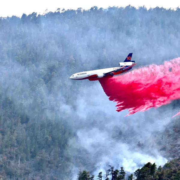 Llegó un avión tanque tipo DC-10 de Albuquerque, para rocíar 43 mil litros de agua a la Sierra de Arteaga, la cual padece desde hace un par de semanas de varios incendios forestales.