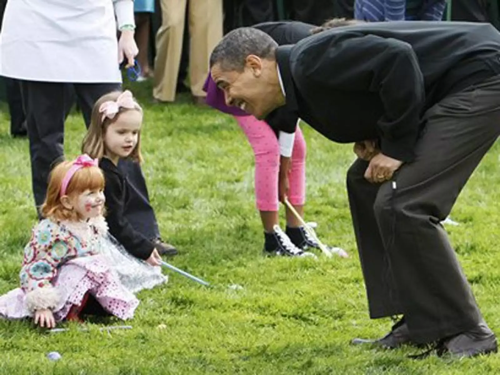 Los niños le causaba felicidad y entusiasmo a Barack, quien apoyaba a todos los niños en la búsqueda.