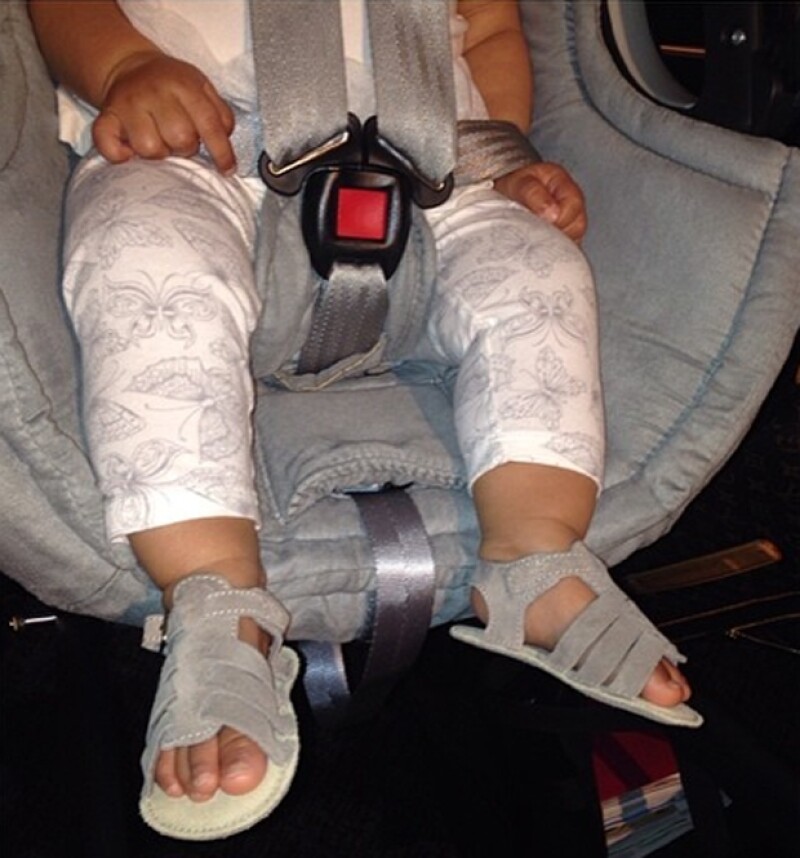 La hija de Kim y Kanye también viajó con ellas, Khloe compartió esta foto de su outfit para viajar.