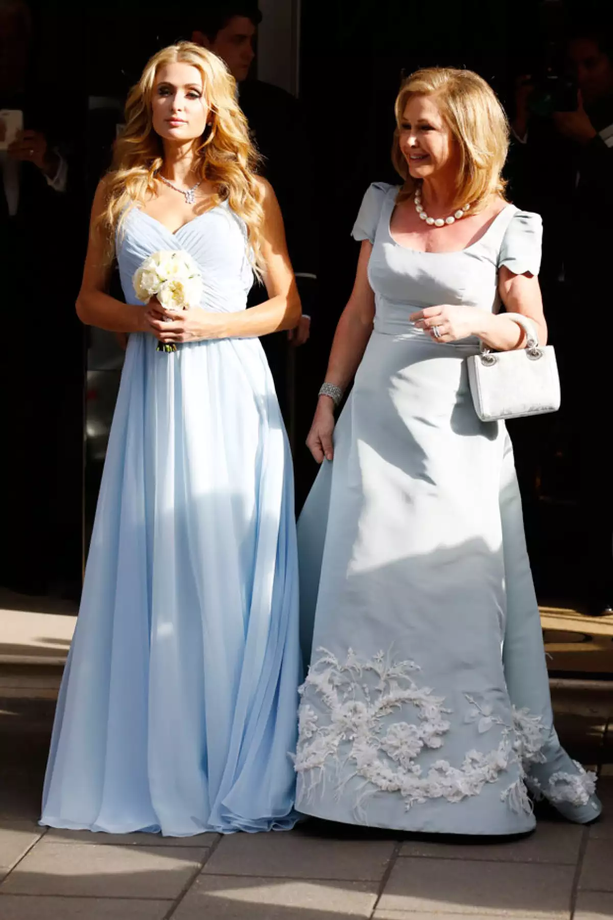 Paris Hilton, y su mamá Kathy, optaron por lucir vestidos en color celeste.
