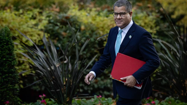 El presidente de la COP26, Alok Sharma, llega a una reunión de gabinete en Downing Street el 16 de noviembre de 2021.