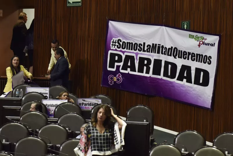 En sesión extraordinaria de la Cámara de Diputados, en mayo de 2019, se somete a discusión y posicionamiento de los grupos parlamentarios la aprobación de la Ley de Paridad de Género. (21 años sin paridad de género). 