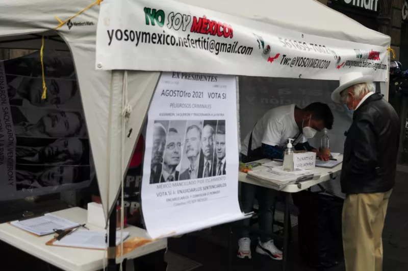 Un hombre registra su firma para apoyar la consulta ciudadana del próximo primero de agosto.