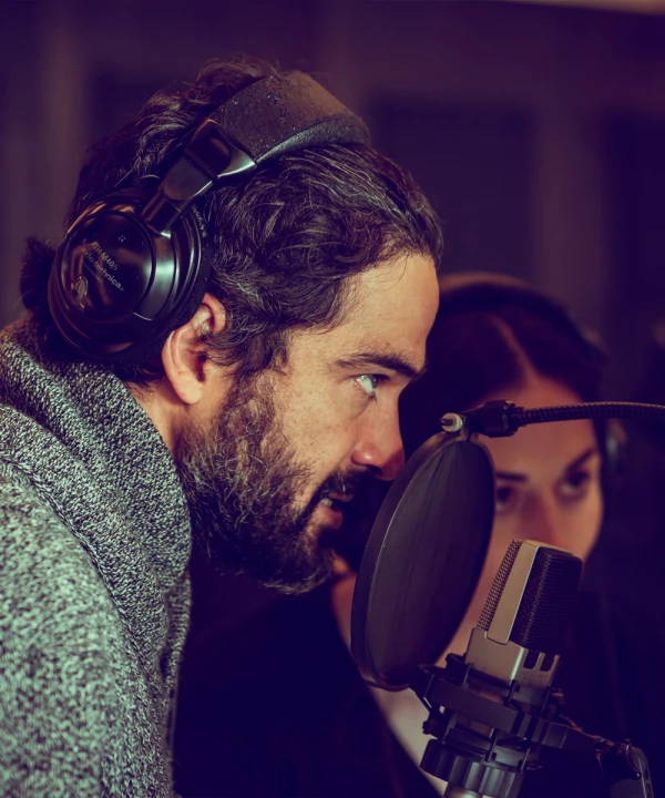 Alfonso Herrera y Zuria Vega en Batman Desenterrado
