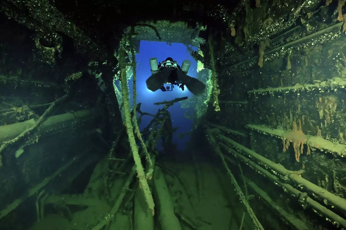 Buzos recuperan objetos de barco gemelo del Titanic