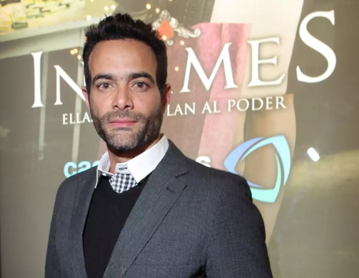 Cuando tiene vacaciones o días libres, el actor escribe guiones o simplemente se aleja de los personajes que interpreta durante largas temporadas; prepara su regreso a TV con la serie Infames.