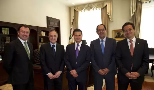 MÉXICO D.F., 09JULIO2013.- Enrique Peña Nieto, presidente de México, sostuvo una reunión en la Residencia Oficial de Los Pinos, con el Presidente del consorcio español de construcción, energía y servicios ACS, Florentino Pérez, quien es también Presidente del club de fútbol, Real Madrid. Durante el encuentro estuvieron presentes entre otros, el Secretario de Hacienda y Crédito Público, Luis Videgaray Caso y el Director General de Petróleos Mexicanos, Emilio Lozoya Austin.
FOTO: PRESIDENCIA /CUARTOSCURO.COM