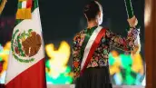 Claudia Sheinbaum Pardo, presidenta de México, de espaldas en el balcón de Palacio Nacional durante el Grito de Independencia. 