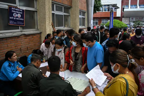 Familiares se reúnen frente a un hospital de Katmandú el 28 de agosto de 2026 para pedir información sobre personas desaparecidas tras las repentinas inundaciones en Nepal. Las autoridades nepalíes ordenaron a los equipos de rescate que buscaban supervivientes de las mortales inundaciones ponerse a salvo, tras informar de la rotura de una presa de escombros en el Tíbet ese mismo día, lo que generaba el riesgo de nuevas riadas.