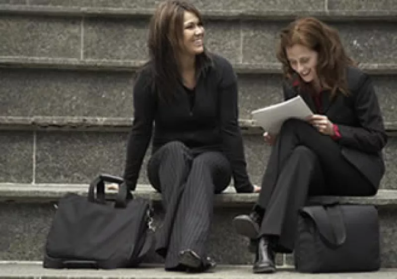 Es posible crear una relación cercana en el ámbito laboral siempre y cuando se respete el trabajo del otro. (Foto: Jupiter Images)