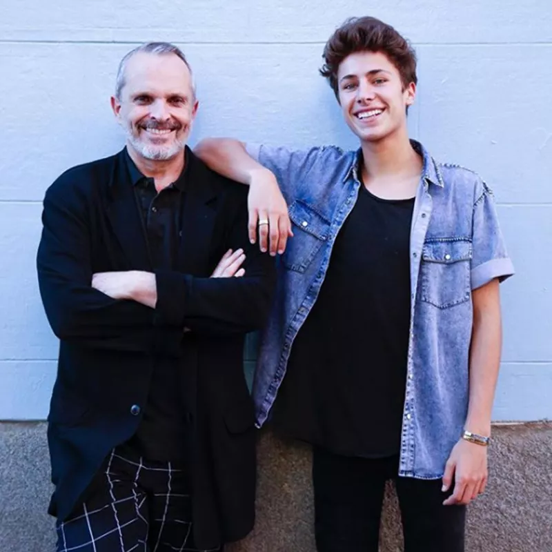 Miguel Bosé y Juanpa Zurita.