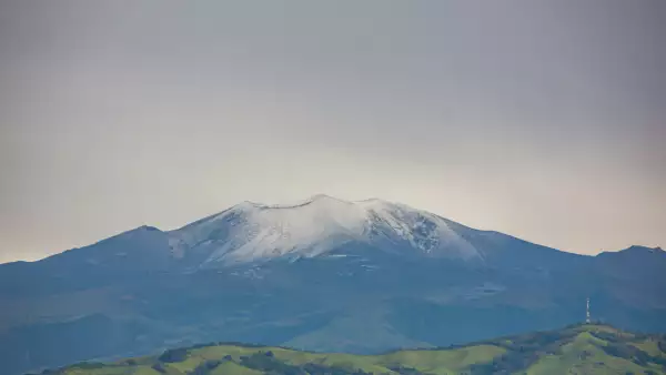 Una vista impresionante del volcán Puracé cubierto de nieve, rodeado de colinas verdes en Popayán, Cauca, Colombia. La majestuosa belleza de la naturaleza.