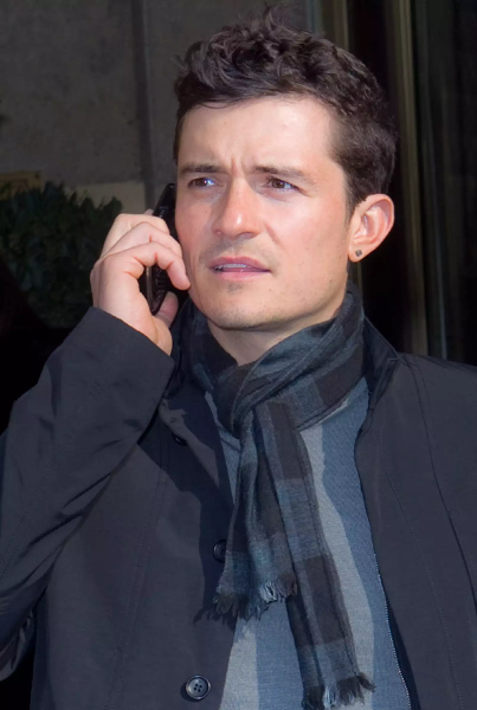 El actor Orlando Bloom saliendo de la presentación de la colección Otoño-Invierno de Balenciaga.