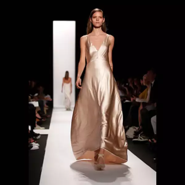 La delicadeza de los tirantes finos en los últimos vestidos de Rodríguez fue algo para destacar.