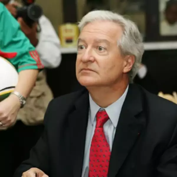 El Embajador de Francia, Daniel Parfait, viendo el primer tiempo del partido en la Alianza Francesa.