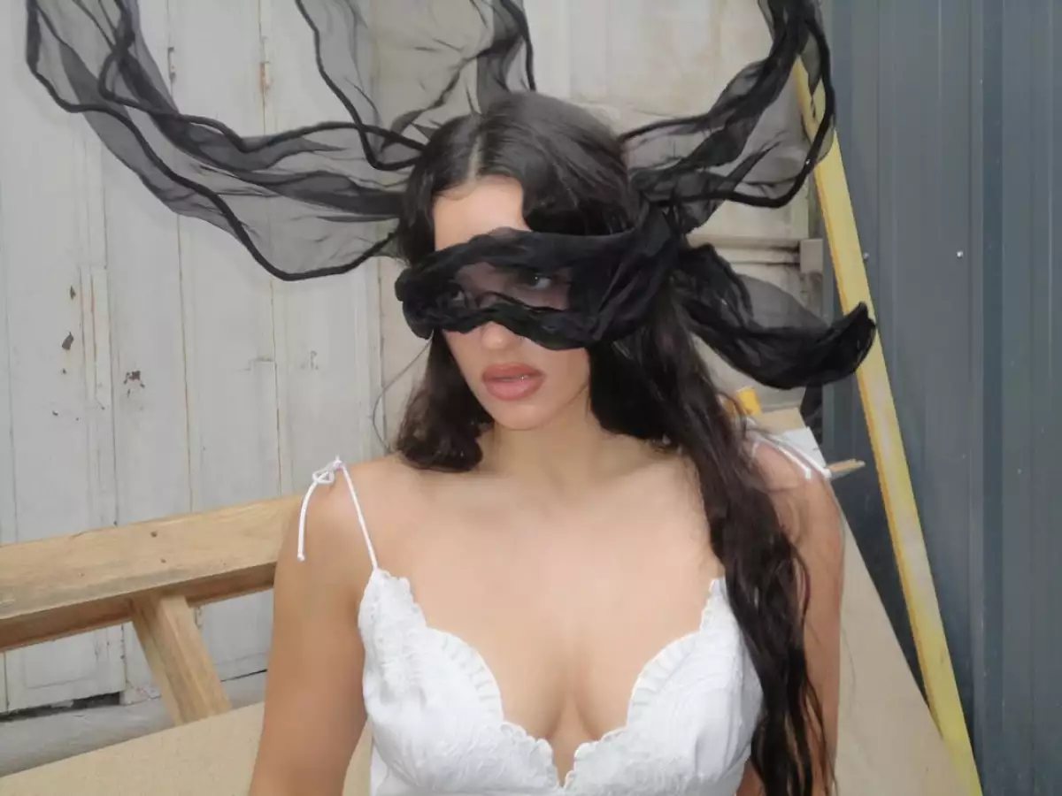 La cantante da pistas de la estética del nuevo álbum por Instagram.