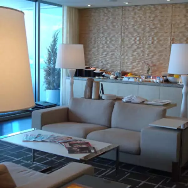 Es sólo para los huéspedes de los niveles ‘club’ (pisos 29 y 30) y ofrece servicios de conserje y alimentos a lo largo del día, además de otras amenidades como entretenimiento.