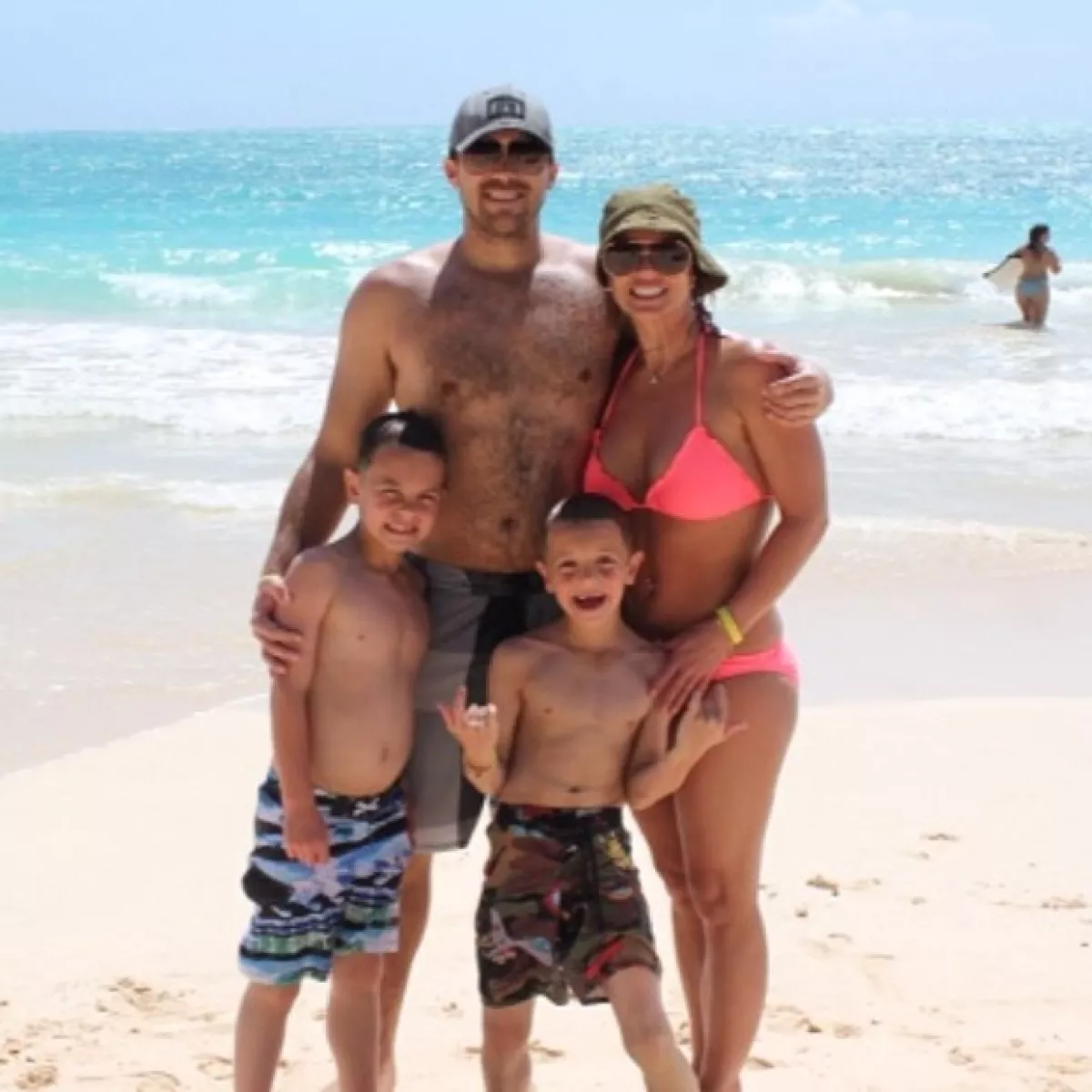 La cantante se fue de vacaciones con su novio, David Lucado y sus hijos Sean y Jayden en la isla. Ella presumió sus "family trip" por medio de Instagram.
