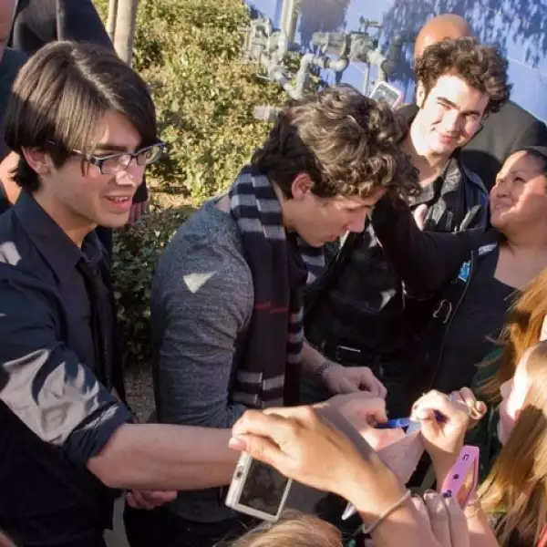 The Jonas Brothers llegan a Las Vegas, Nevada, y como es normal, sus fans los recibieron calurosamente.