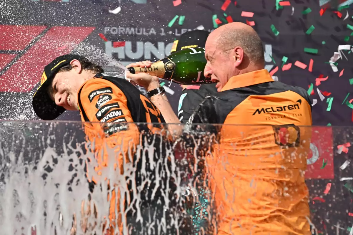 El piloto británico de McLaren, Lando Norris (L), celebra en el podio con el jefe de diseño de McLaren, Mark Ingham, después del Gran Premio de Hungría de Fórmula Uno en el circuito de Hungaroring en Mogyorod, cerca de Budapest, Hungría, el 3 de agosto de 2025.