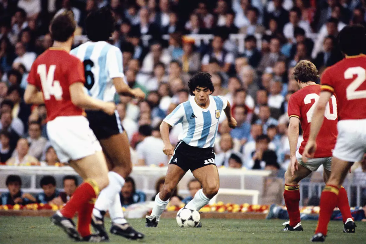 Foto de Diego Maradona jugando en la Copa del Mundo Barcelona 82.