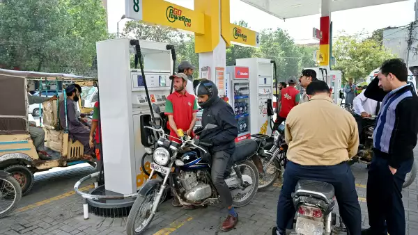 Los viajeros se alinean en una gasolinera en Karachi el 9 de marzo de 2026. Los mercados de valores se desplomaron el 9 de marzo, ya que los precios del petróleo y el gas se dispararon por temores sobre los suministros de Oriente Medio con la guerra entre Estados Unidos e Israel contra Irán continuando en una segunda semana sin señales de ceder.