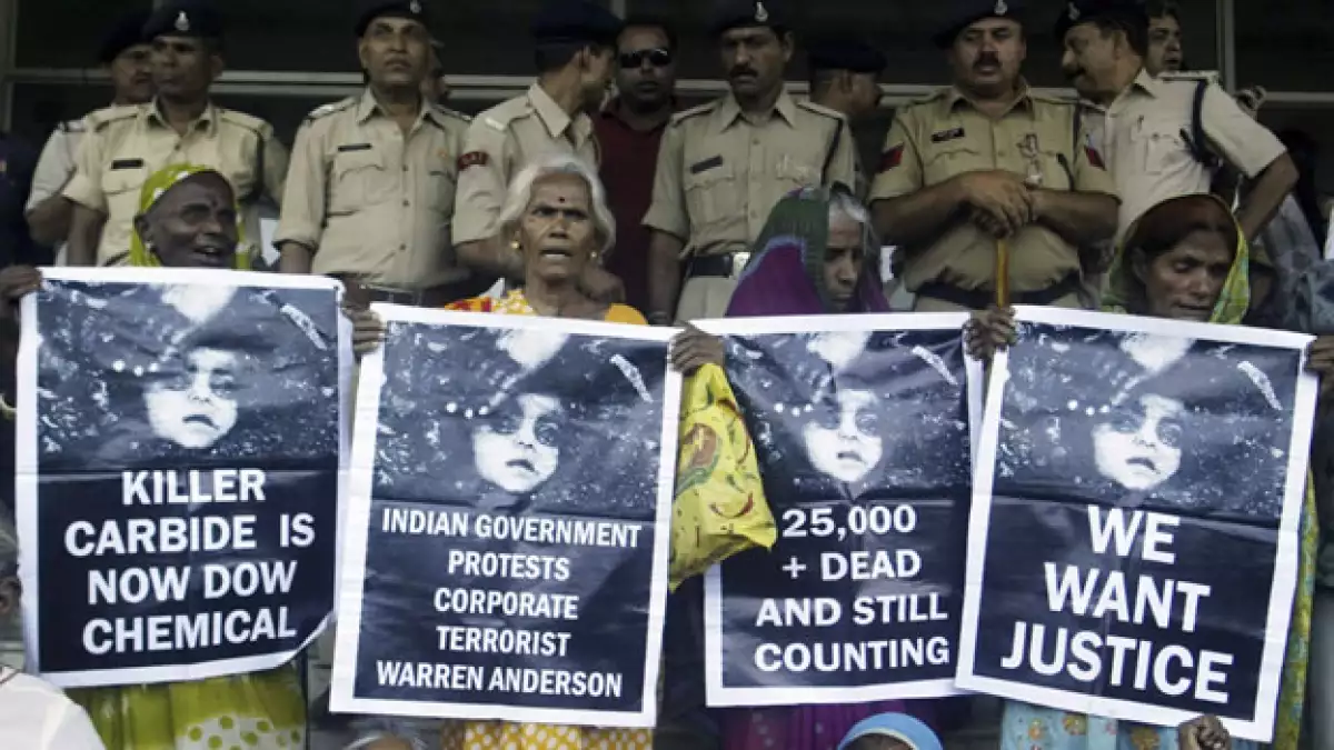 Manifestación afuera de corte de Bhopal