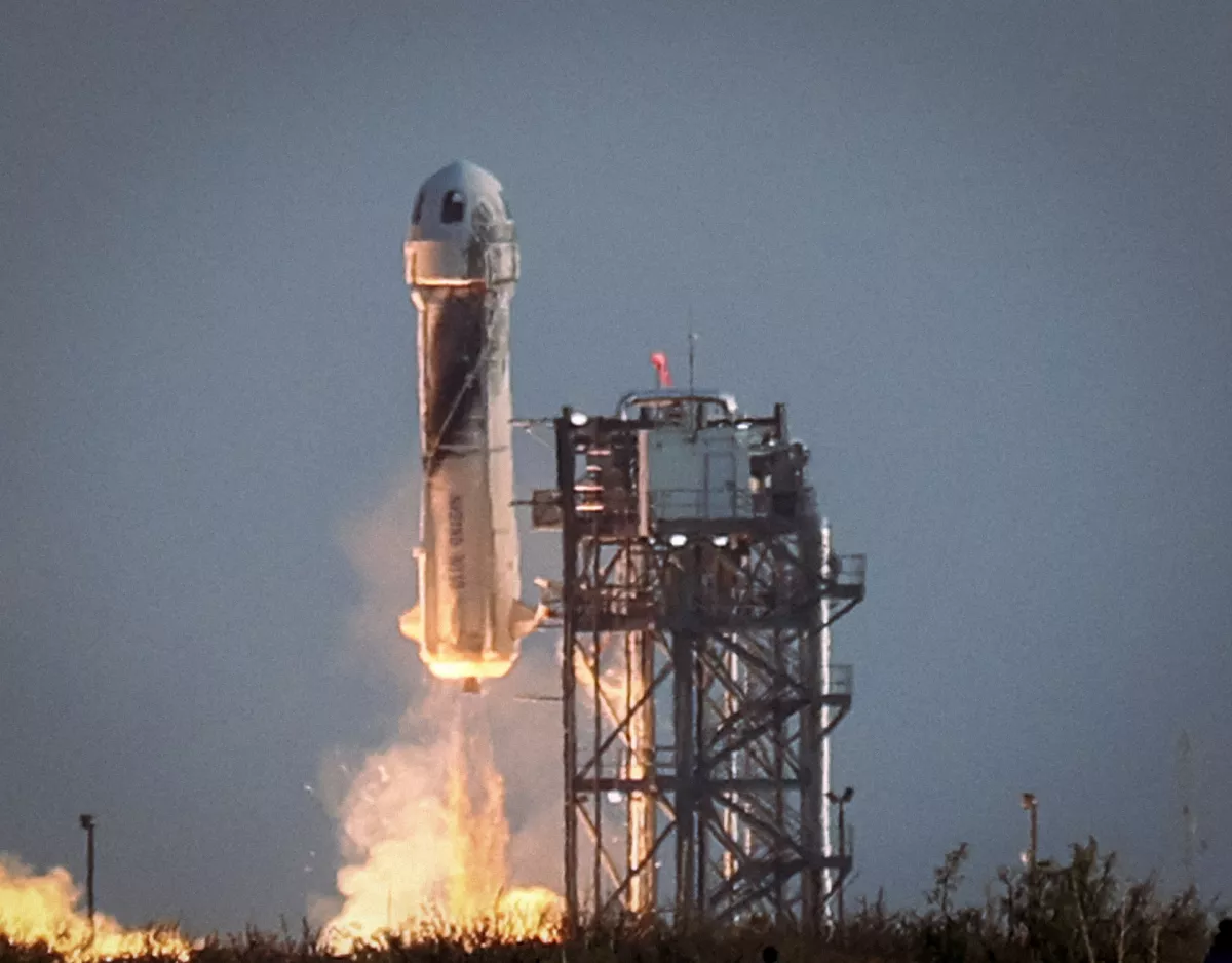 Jeff Bezos viaja al espacio con su compañía Blue Origin