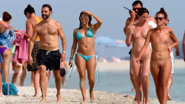 Los Bastón fueron captados disfrutando de la playa de Formentera, España, donde al lado unas mujeres paseaban sin ropa alguna.