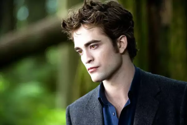Robert en el papel del inmortal vampiro Edward Cullen.